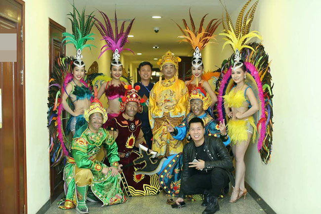 3 cô gái trên sân khấu Táo Quân đã nóng bỏng, ngoài đời còn bốc lửa hơn